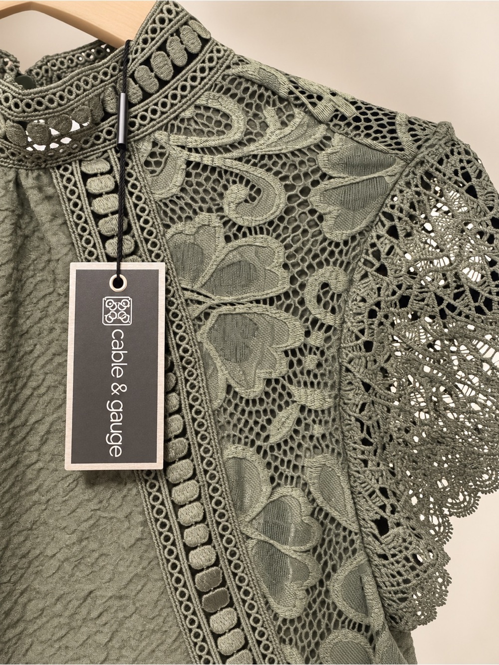 Cable & Gauge Olive Lace Flutter Sleeve Mock Neck Women Blouse ✨ - Picture 3 of 4